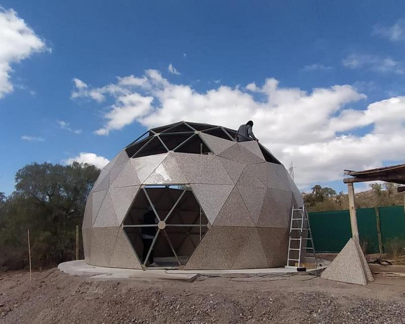 Damián Peralta's dome studio under construction against the sky